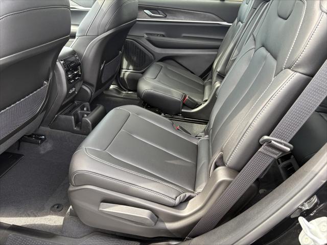 Photo of 2025 Diamond Black Crystal Pearlcoat Jeep Grand Cherokee L