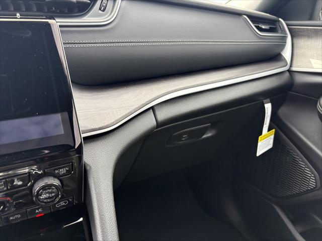Photo of 2025 Diamond Black Crystal Pearlcoat Jeep Grand Cherokee L