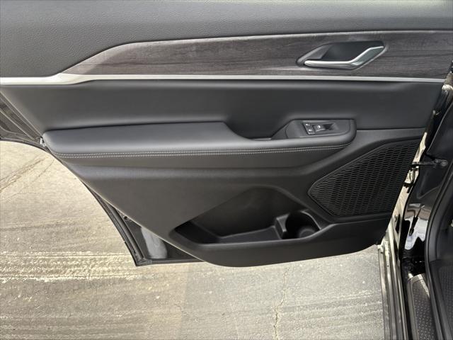 Photo of 2025 Diamond Black Crystal Pearlcoat Jeep Grand Cherokee L