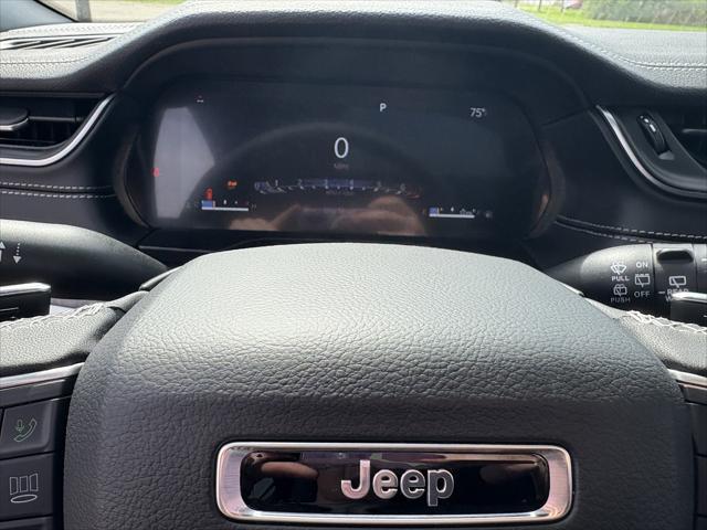 Photo of 2025 Diamond Black Crystal Pearlcoat Jeep Grand Cherokee L