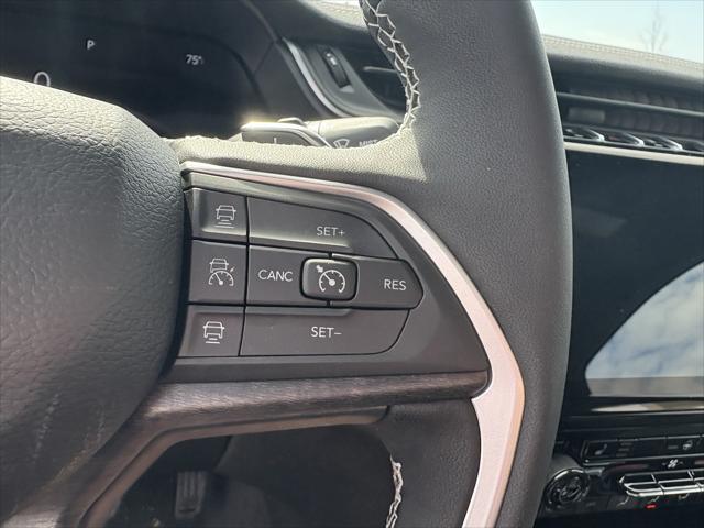 Photo of 2025 Diamond Black Crystal Pearlcoat Jeep Grand Cherokee L