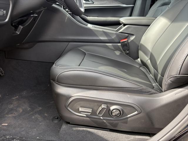 Photo of 2025 Diamond Black Crystal Pearlcoat Jeep Grand Cherokee L