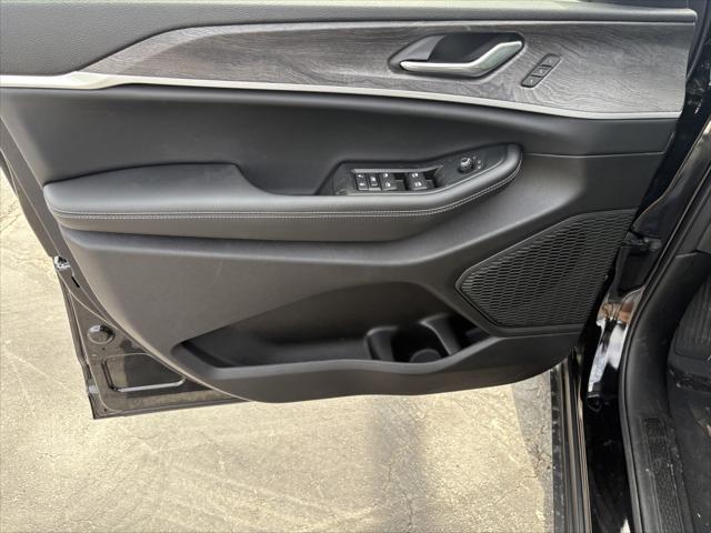 Photo of 2025 Diamond Black Crystal Pearlcoat Jeep Grand Cherokee L