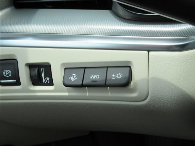 Photo of 2025 White Cadillac XT5