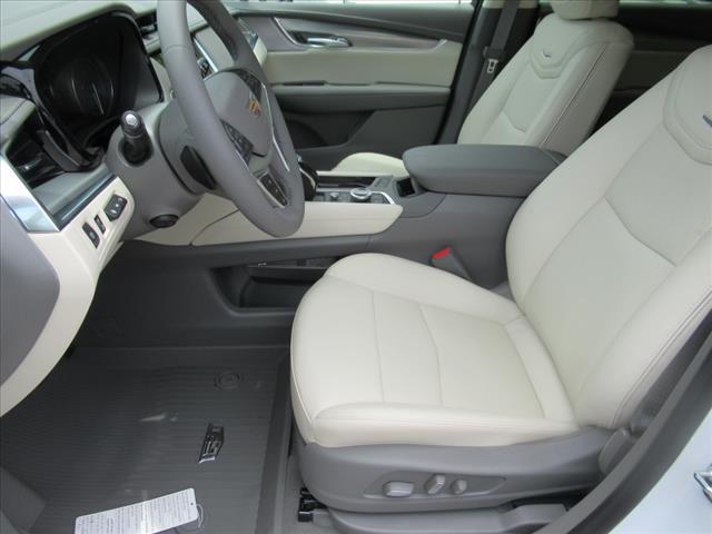 Photo of 2025 White Cadillac XT5