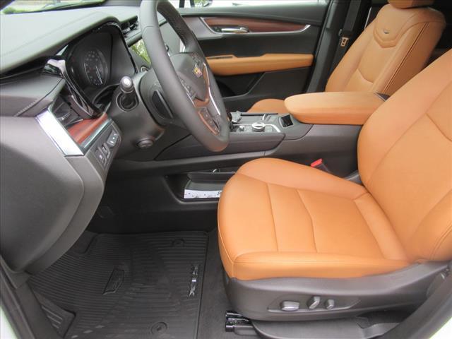 Photo of 2025 Crystal White Cadillac XT5