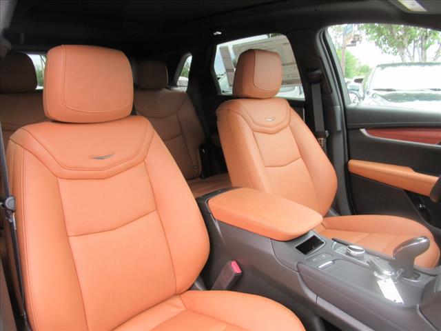 Photo of 2025 Crystal White Cadillac XT5