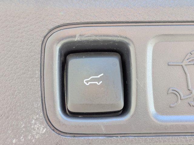 Photo of 2023 WHITE Lincoln Navigator