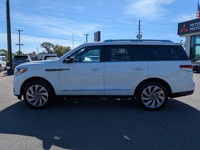 Photo of 2023 WHITE Lincoln Navigator