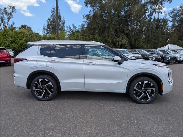 Photo of 2025 White Diamond Mitsubishi Outlander PHEV