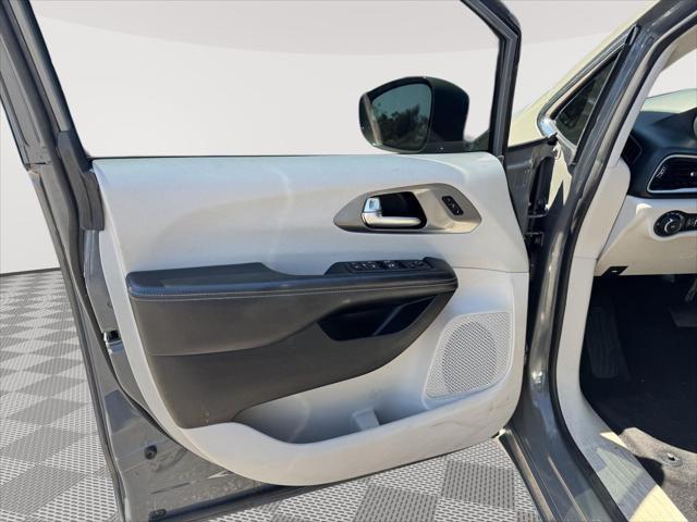Photo of 2022 Ceramic Gray Clearcoat Chrysler Pacifica