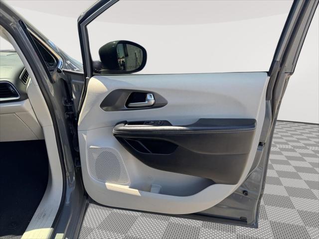 Photo of 2022 Ceramic Gray Clearcoat Chrysler Pacifica