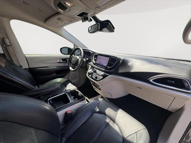 Photo of 2022 Ceramic Gray Clearcoat Chrysler Pacifica