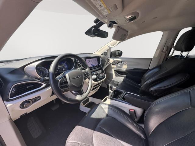 Photo of 2022 Ceramic Gray Clearcoat Chrysler Pacifica