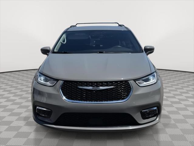Photo of 2022 Ceramic Gray Clearcoat Chrysler Pacifica