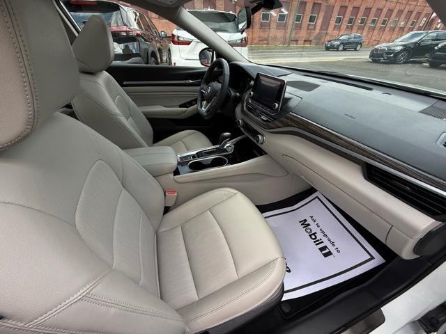 Photo of 2022 White Nissan Altima