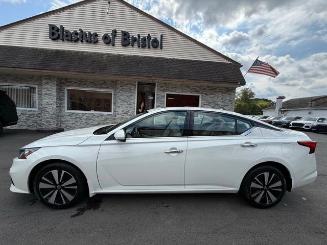 Photo of 2022 White Nissan Altima