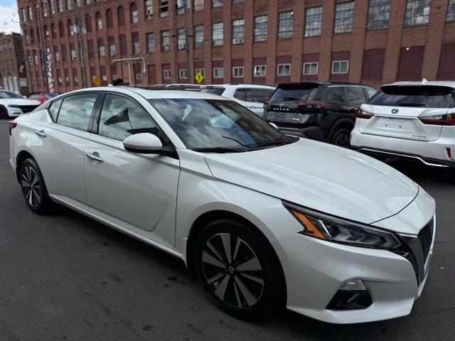 Photo of 2022 White Nissan Altima