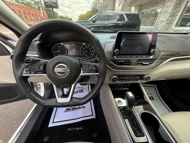Photo of 2022 White Nissan Altima