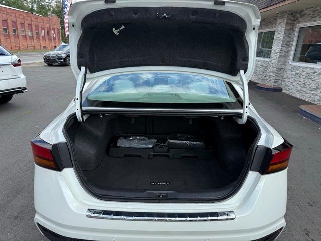 Photo of 2022 White Nissan Altima