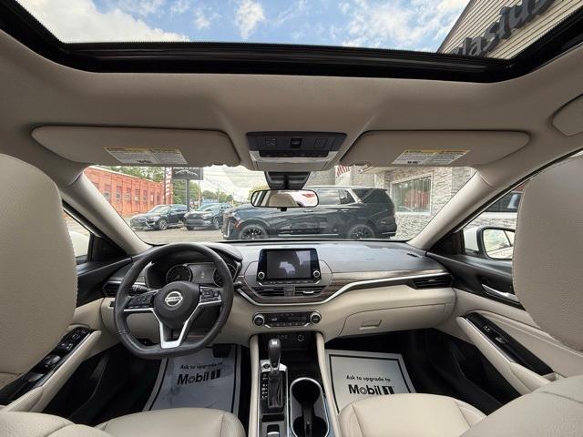 Photo of 2022 White Nissan Altima