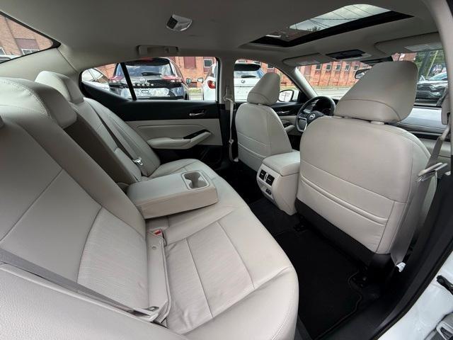 Photo of 2022 White Nissan Altima