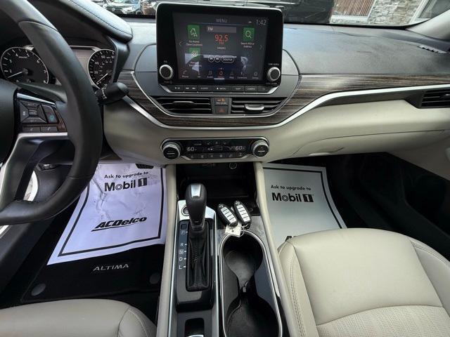 Photo of 2022 White Nissan Altima
