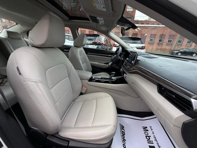 Photo of 2022 White Nissan Altima
