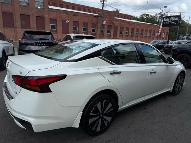 Photo of 2022 White Nissan Altima