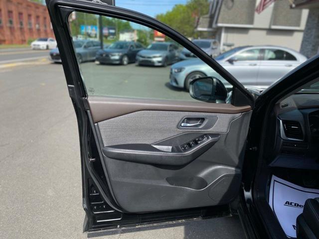 Photo of 2022 Black Nissan Rogue