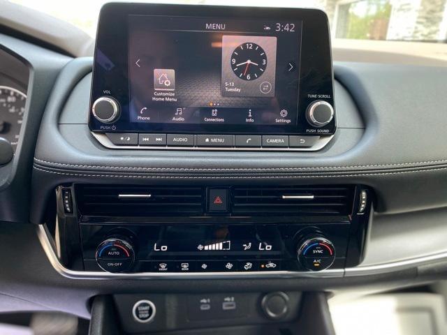 Photo of 2022 Black Nissan Rogue