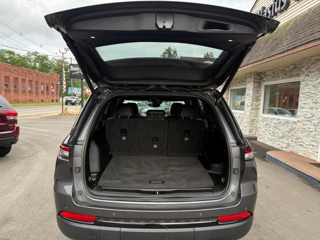 Photo of 2022 Metallic Jeep Grand Cherokee