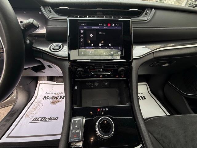 Photo of 2022 Metallic Jeep Grand Cherokee