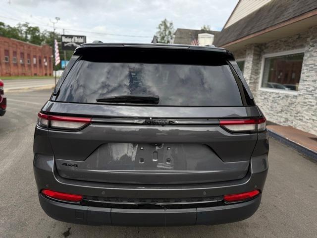 Photo of 2022 Metallic Jeep Grand Cherokee