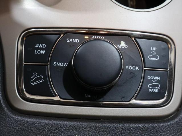 Photo of 2014 Bright White Jeep Grand Cherokee