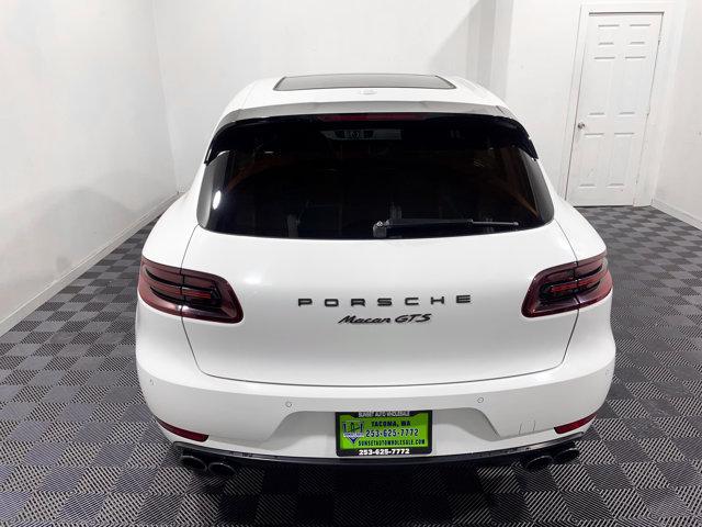 Photo of 2017 White Porsche Macan