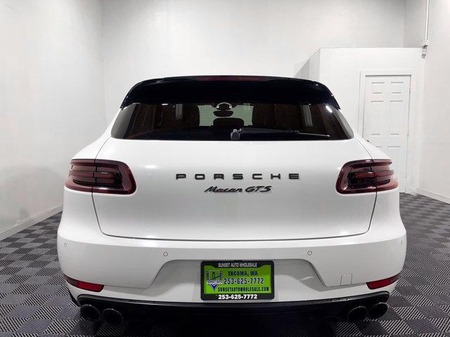 Photo of 2017 White Porsche Macan