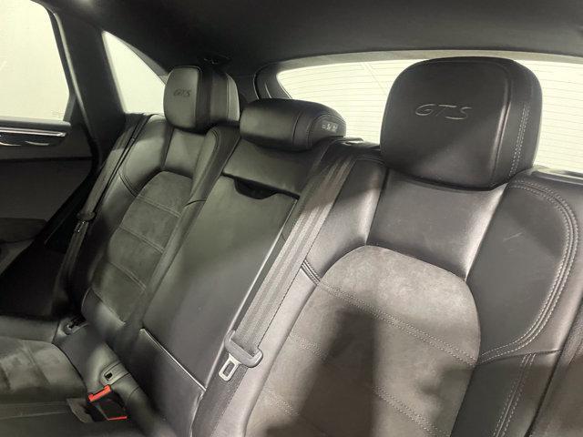 Photo of 2017 White Porsche Macan