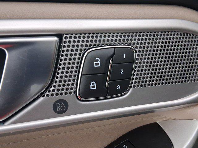 Photo of 2021 Iconic Silver Metallic Ford Explorer