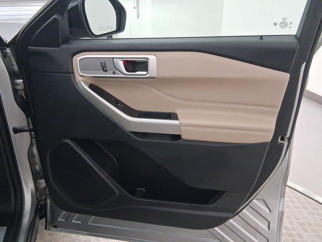 Photo of 2021 Iconic Silver Metallic Ford Explorer
