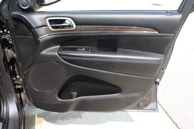 Photo of 2017 Granite Crystal Clearcoat Metallic Jeep Grand Cherokee