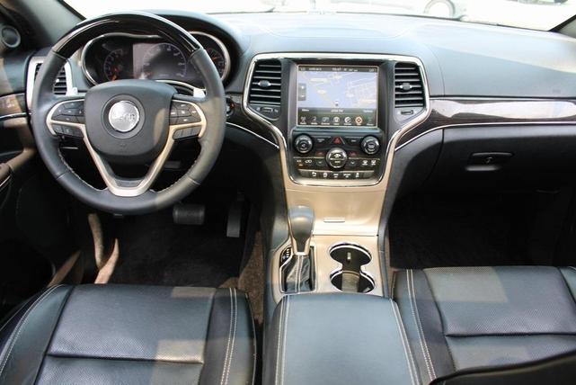 Photo of 2017 Granite Crystal Clearcoat Metallic Jeep Grand Cherokee