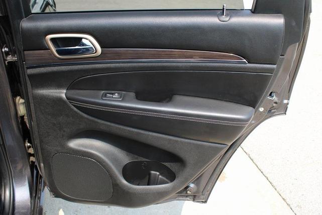 Photo of 2017 Granite Crystal Clearcoat Metallic Jeep Grand Cherokee