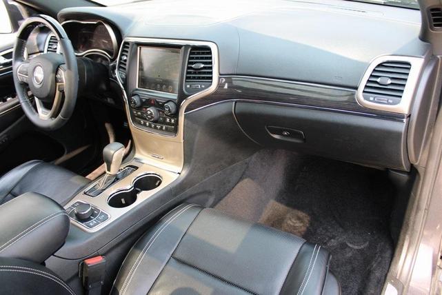 Photo of 2017 Granite Crystal Clearcoat Metallic Jeep Grand Cherokee