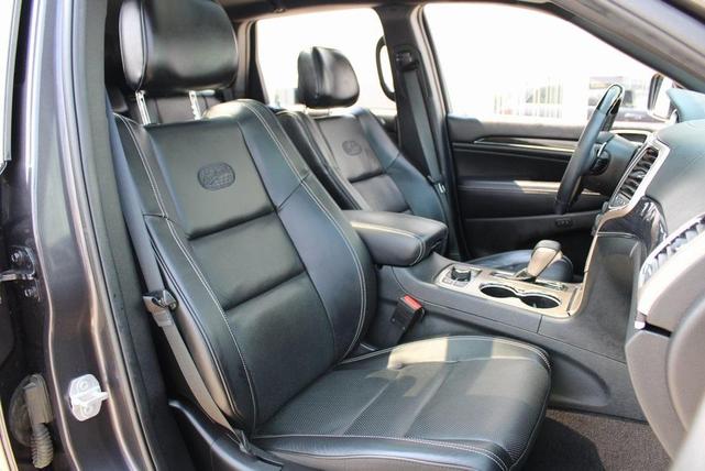 Photo of 2017 Granite Crystal Clearcoat Metallic Jeep Grand Cherokee