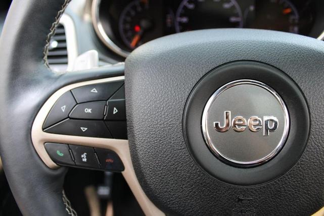 Photo of 2017 Granite Crystal Clearcoat Metallic Jeep Grand Cherokee
