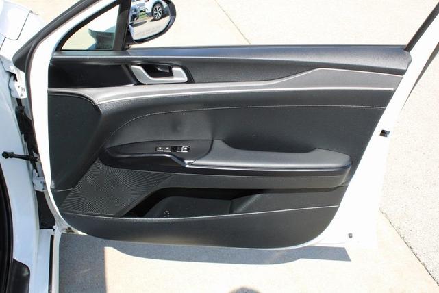 Photo of 2025 Snow White Pearl Kia K5