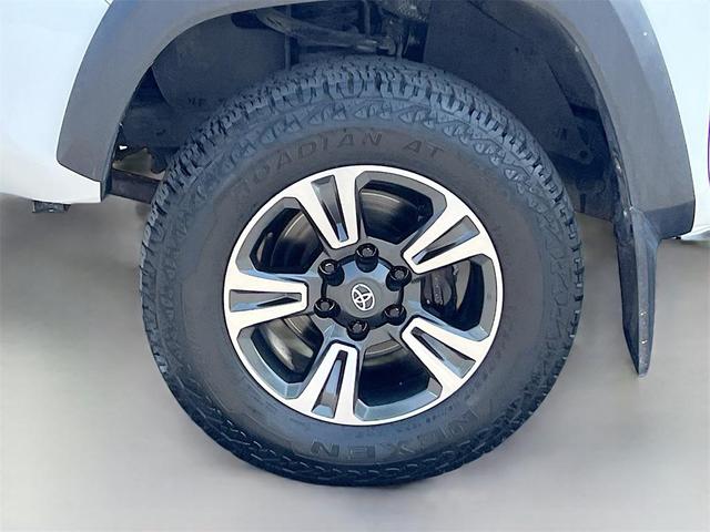 Photo of 2020 Super White Toyota Tacoma