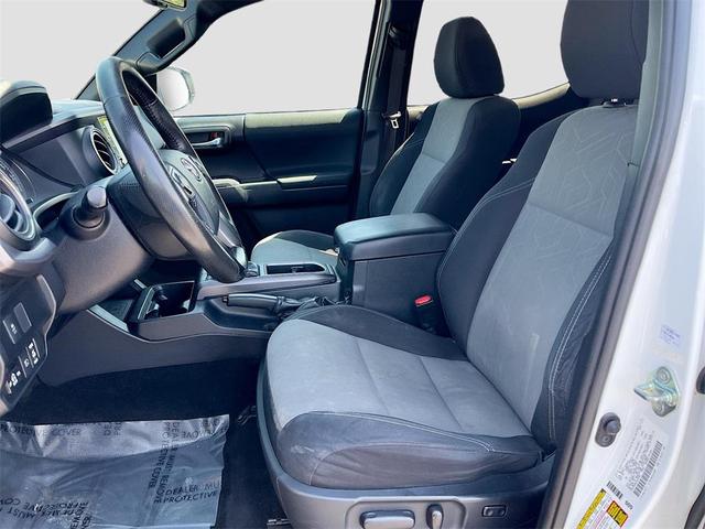 Photo of 2020 Super White Toyota Tacoma