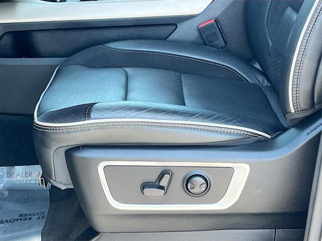 Photo of 2022 Granite Crystal Metallic Clearcoat RAM 1500